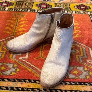 Frye distressed ivory ankle boot size 7. Runs full